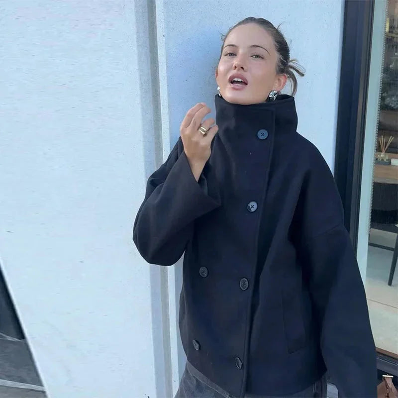 Manteau court femme bleu foncé, avec boutons et col montant, conçu pour les journées fraîches.