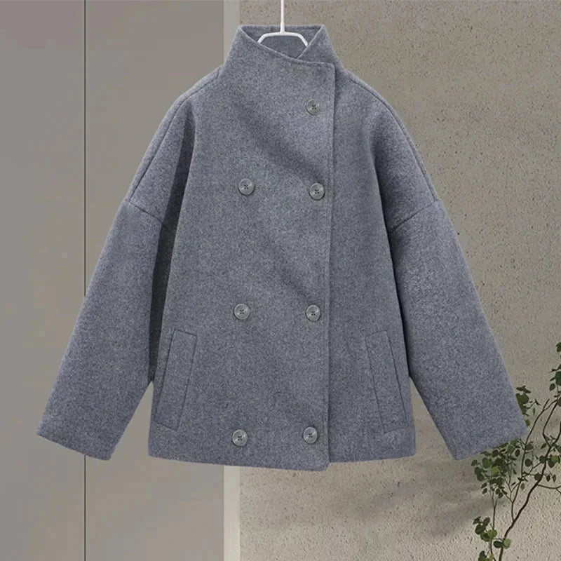 Manteau court femme gris, en laine, avec boutons et col montant pour un style pratique.