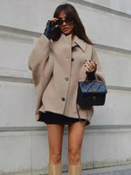 Manteau court oversize beige pour femme, en tissu doux, avec boutons et coupe décontractée.