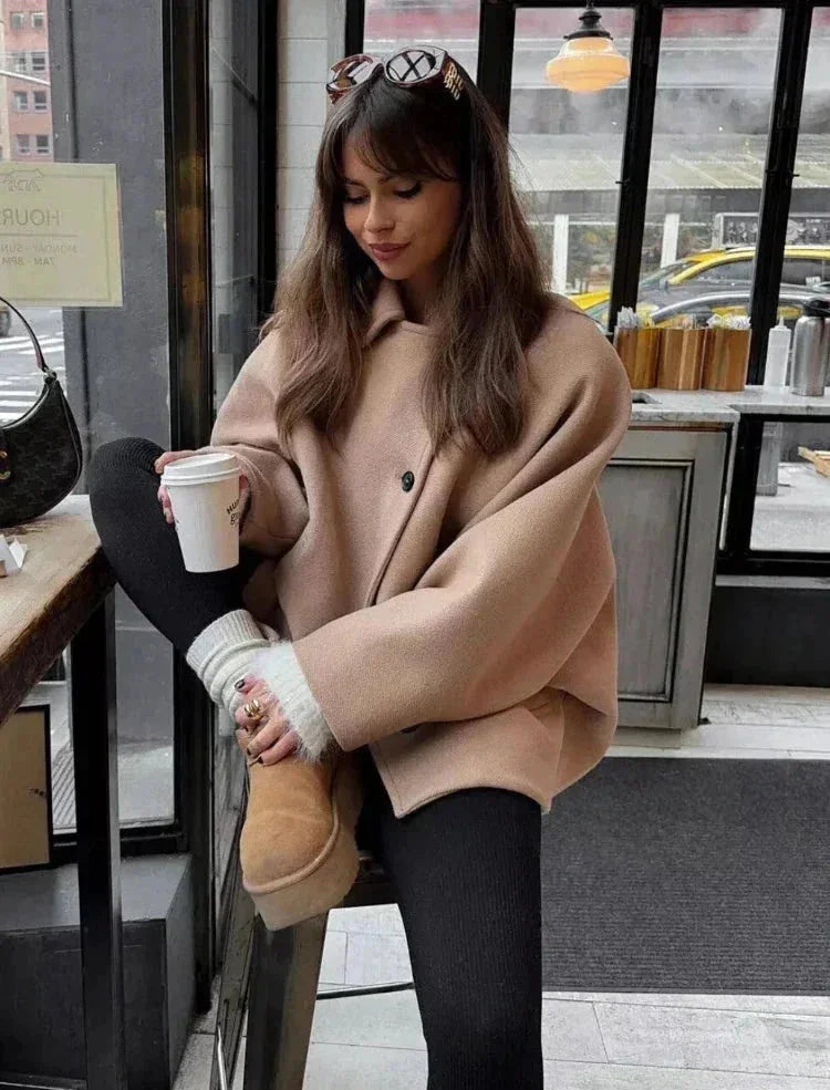 Manteau court oversize beige pour femme avec boutons, en tissu doux, style décontracté.