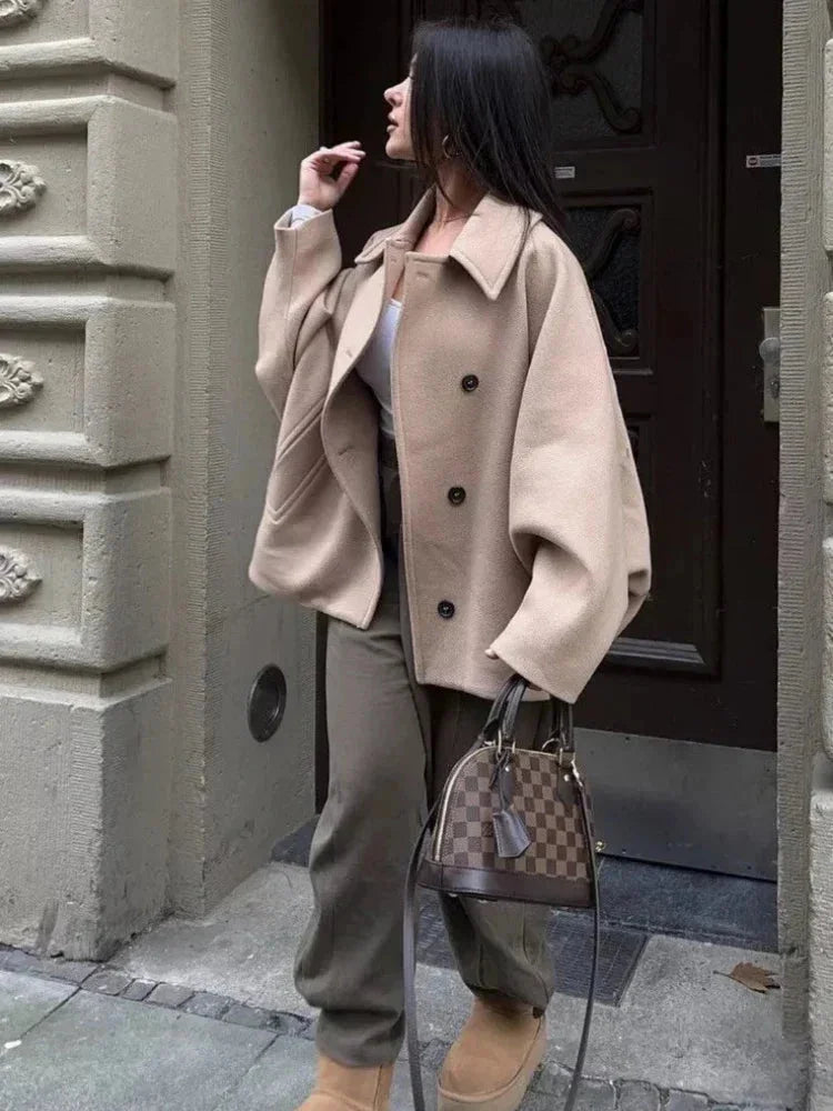 Manteau court oversize beige pour femme avec boutons, en tissu doux, coupe décontractée.