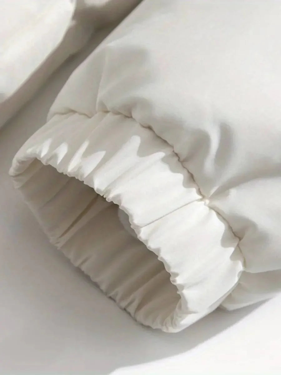 Dunkelblauer Damen-Wintermantel mit Kapuze, weich gefüttert, ideal für kalte Tage und bietet zusätzlichen Komfort.