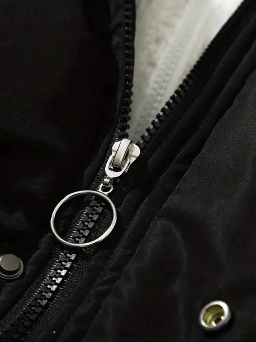 Doudoune d'hiver noire pour femme, avec capuche et doublure douce pour chaleur et confort.