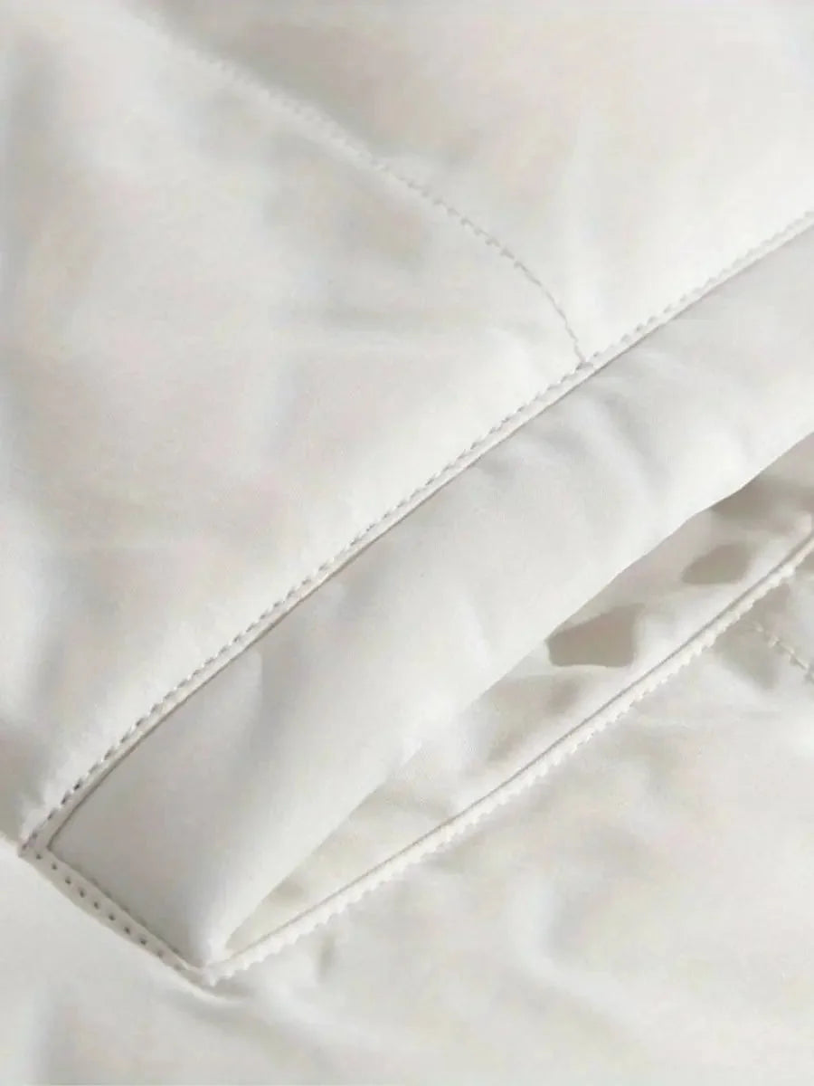 Einstellbarer Mantel für Frauen mit Kapuze, weicher Fleece-Doublierung und wasserdichtem Obermaterial für kalte Tage.