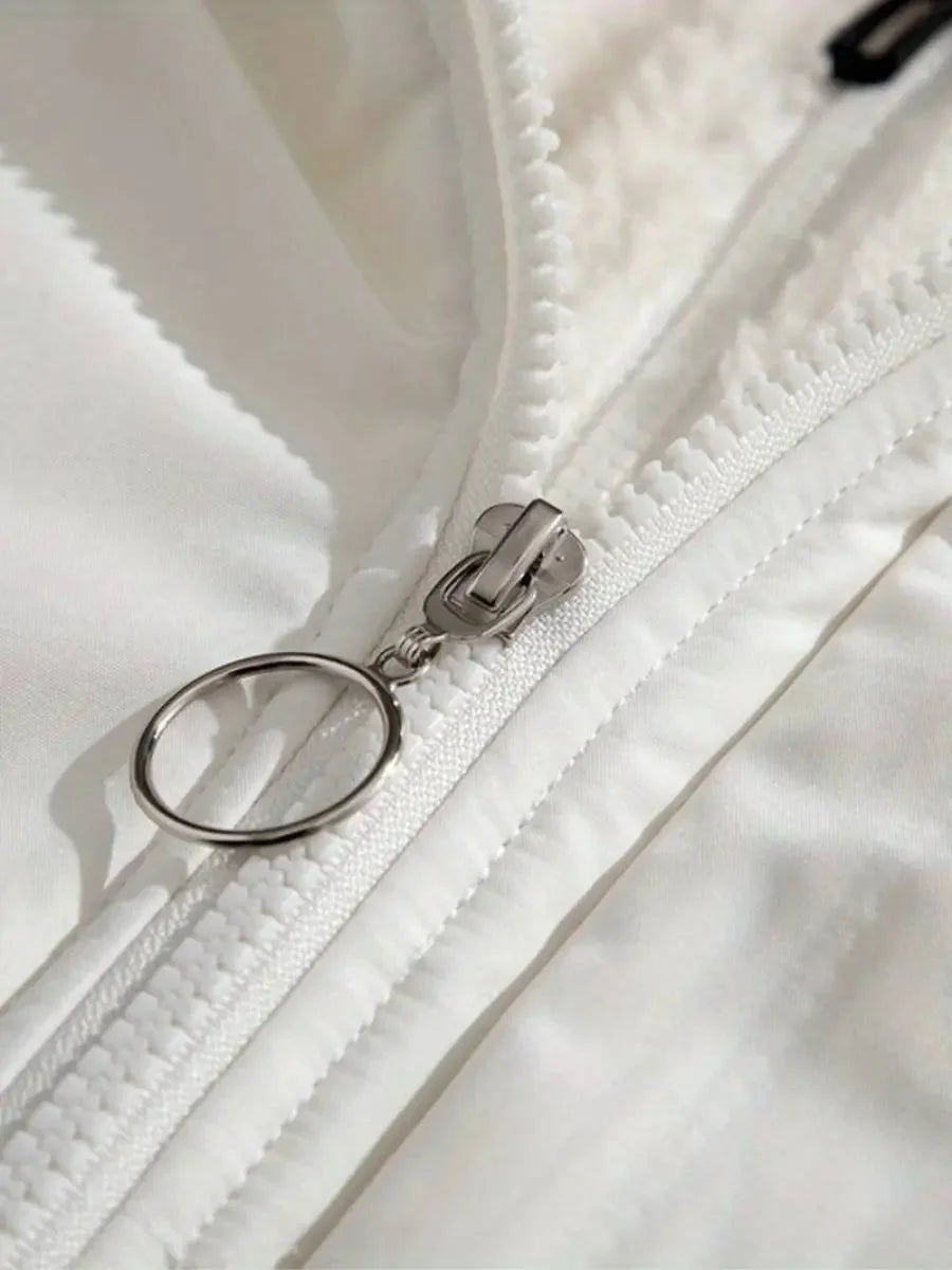 Doudoune d'hiver rose pour femme, avec capuche et doublure douce pour chaleur et confort.