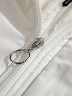 Damenwintermantel mit Kapuze, aus warmem Material, mit weicher Innenauskleidung für zusätzlichen Komfort und Schutz.