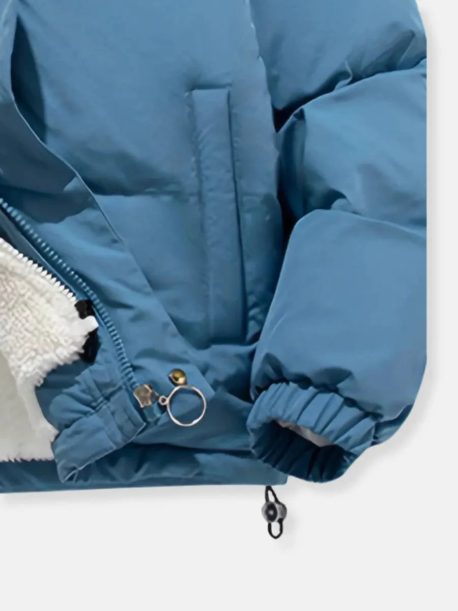 Doudoune d'hiver blanche pour femme, avec capuche, doublure en fleece, poches pratiques, longueur adaptée pour l'hiver.