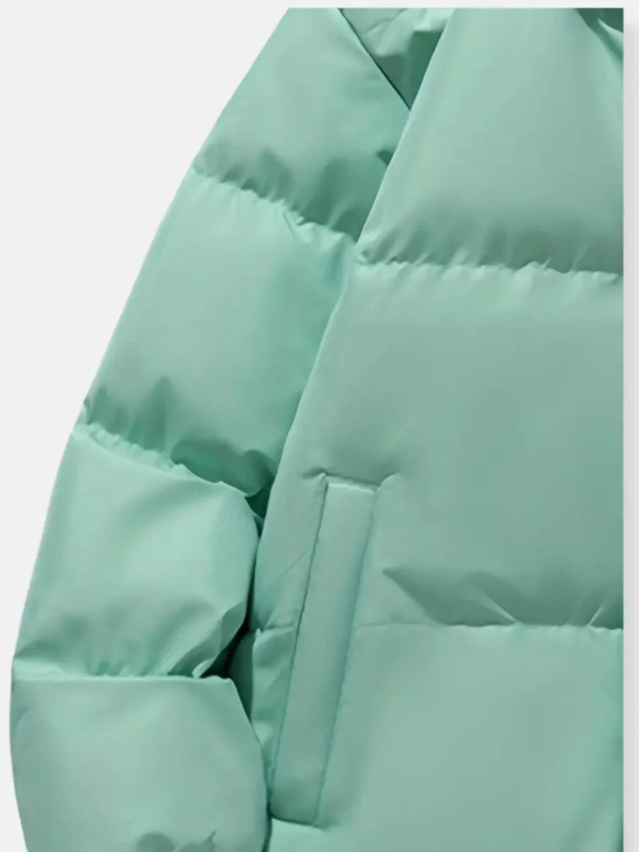 Damen Wintermantel mit Kapuze, aus weichem Material und warmer Fütterung, ideal für kalte Tage und Outdoor-Aktivitäten.