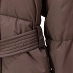 Dunkelblauer зимний Mantel für Frauen mit eleganter Kragen und Gürtel, gefertigt aus warmem, strapazierfähigem Material.