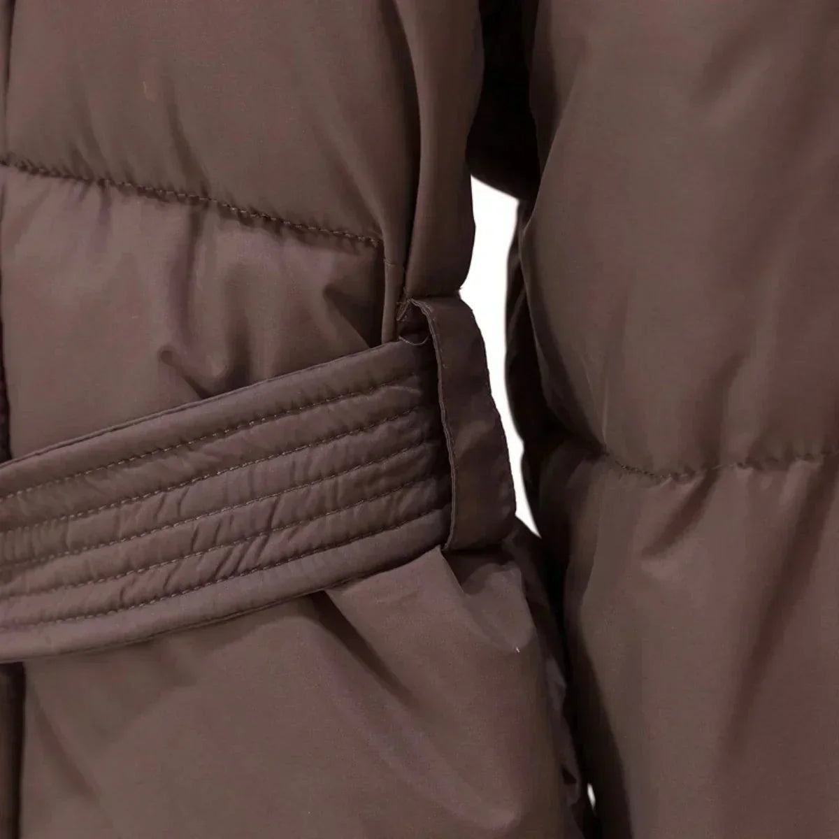 Dunkelblauer зимний Mantel für Frauen mit eleganter Kragen und Gürtel, gefertigt aus warmem, strapazierfähigem Material.