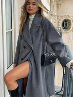 "Eleganter Oversize-Wintermantel für Frauen aus wärmendem Wollmix mit klassischem Schnitt und großen Taschen."