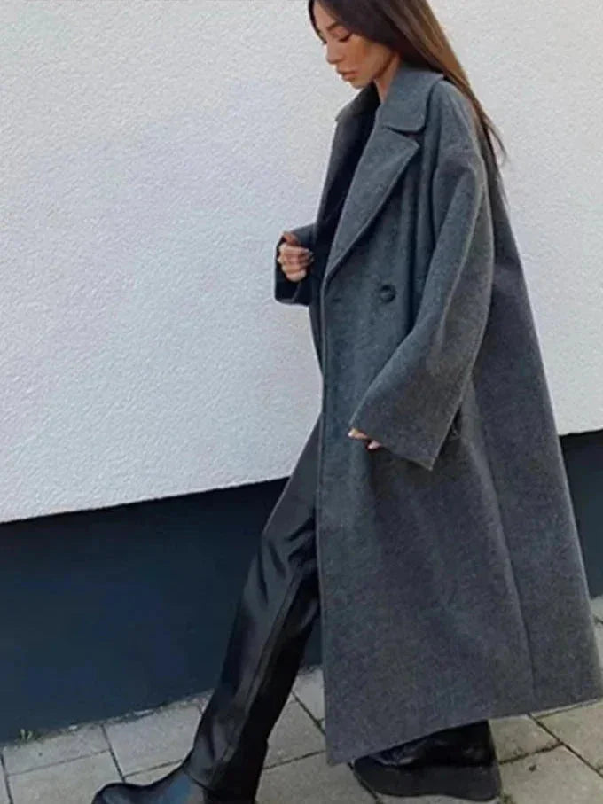 Oversized Wintermantel für Damen aus warmem, weichem Material mit eleganten Details und praktischem Schnitt für kalte Tage.