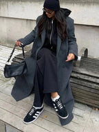 Oversize eleganter Wintermantel für Frauen aus warmem Material mit praktischen Taschen und modernem Schnitt.