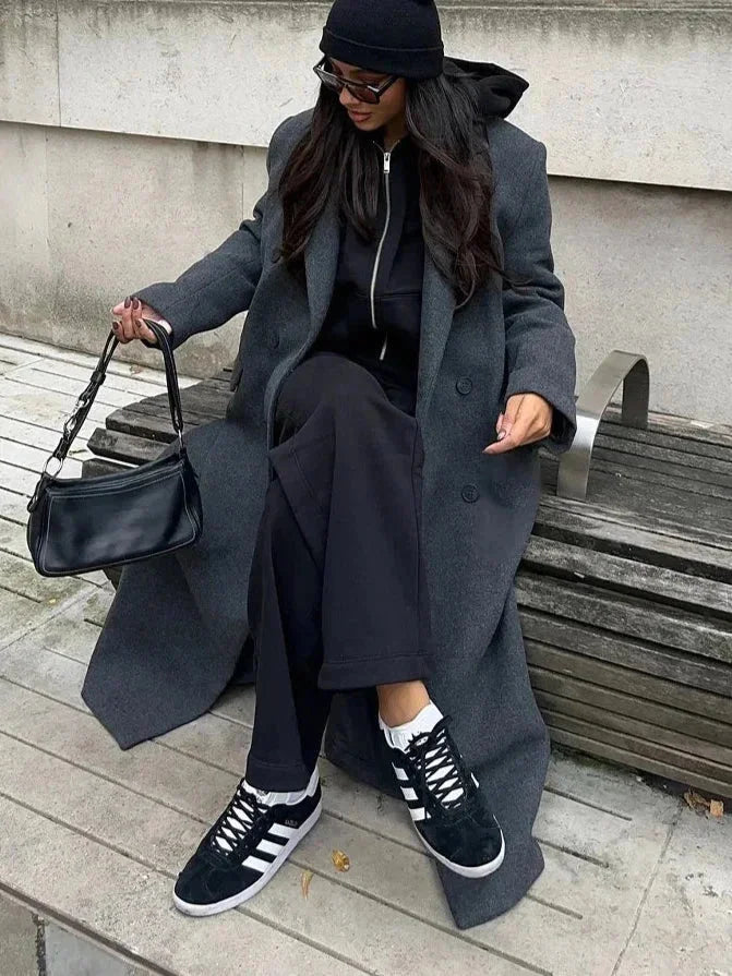 Oversize eleganter Wintermantel für Frauen aus warmem Material mit praktischen Taschen und modernem Schnitt.