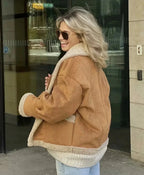 Brauner Wintermantel für Damen mit Sherpa-Doublierung, warm und gemütlich, ideal für kalte Tage.
