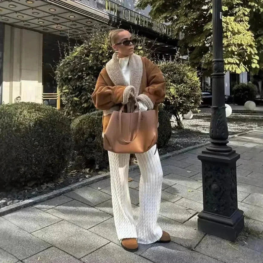 Manteau d'hiver femme marron, légèrement cintré, avec doublure en sherpa pour plus de chaleur.