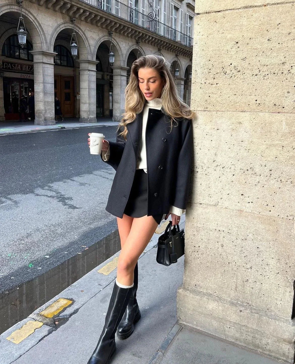 Manteau femme ample beige avec grands revers et boutons décoratifs.