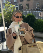 Manteau für Frauen mit großzügigen Revers, knöpfbarem Design und weichem Stoff für bequemes Tragen.