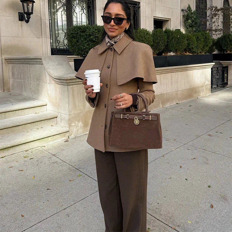 Manteau femme camel avec cape, coupe ajustée, adapté pour la saison automnale.