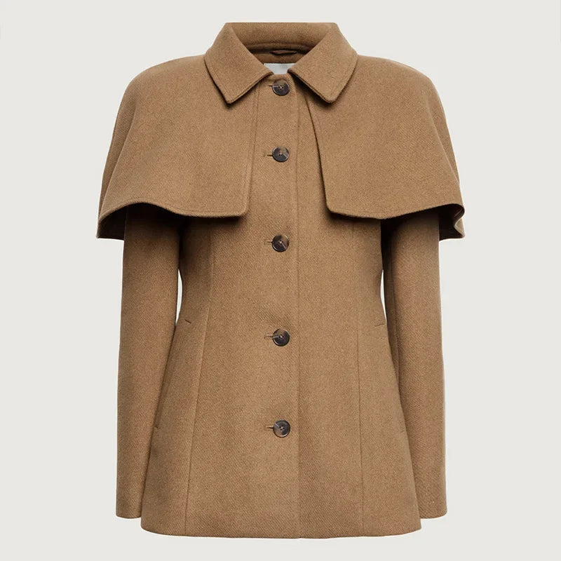 Manteau femme camel avec cape, coupe ajustée et tissu doux pour un confort optimal.