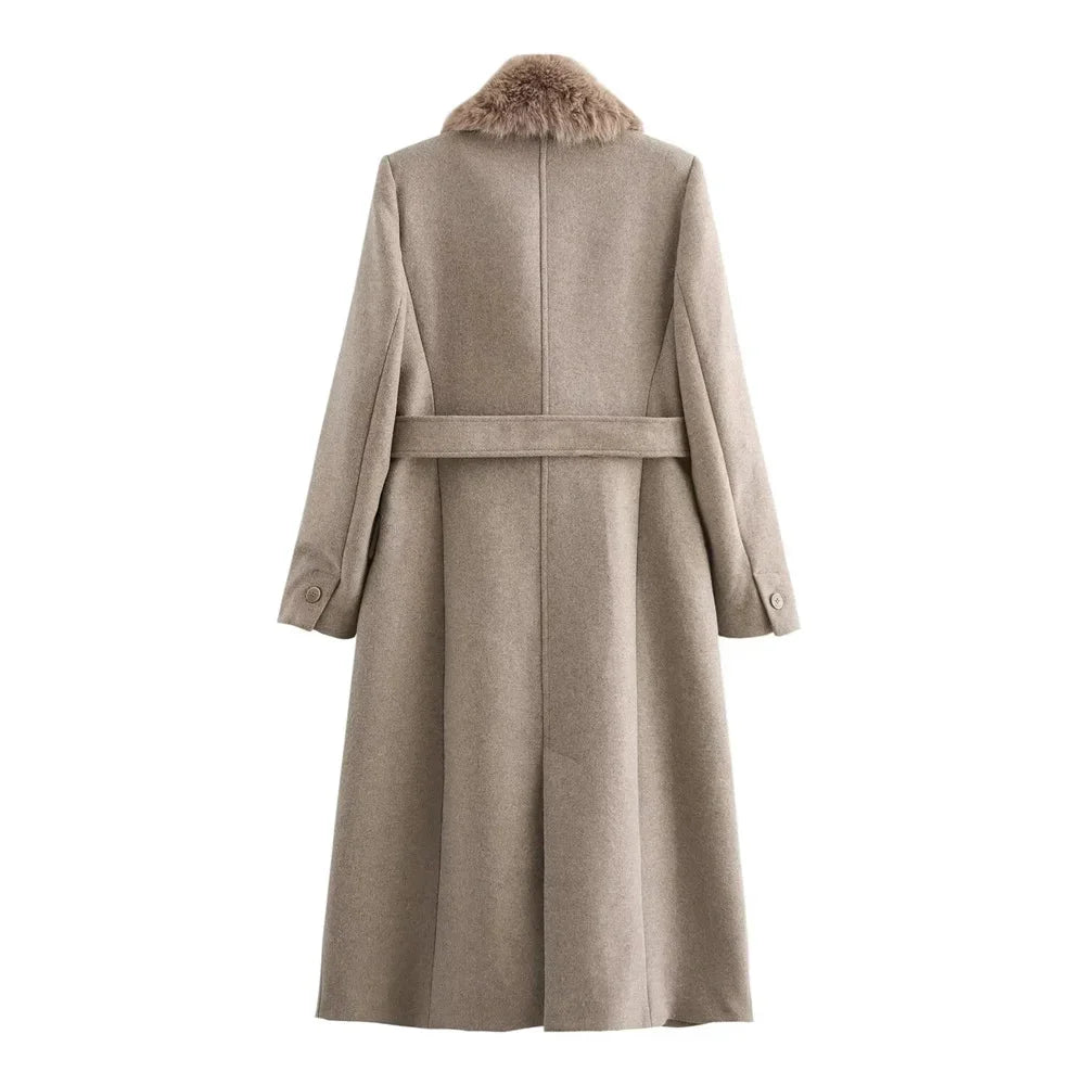 Manteau femme kaki avec col en fausse fourrure et ceinture, coupe ajustée.