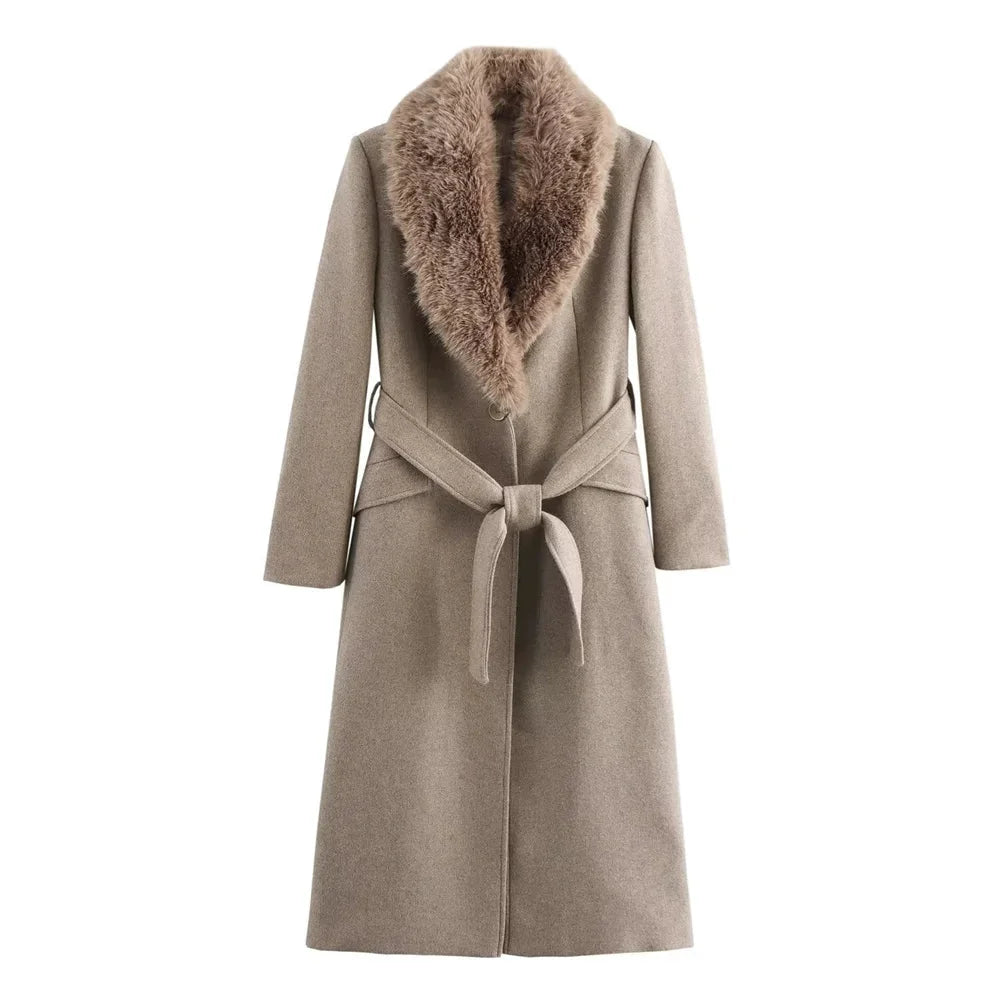Manteau femme kaki avec col en fausse fourrure et ceinture, coupe ajustée pour les journées fraîches.