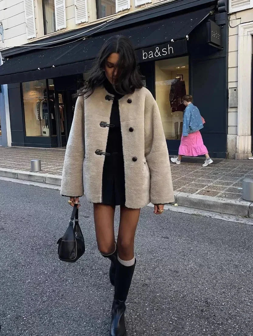 Manteau femme beige avec fermetures toggle modernes, en tissu résistant, silhouette simple et élégante.