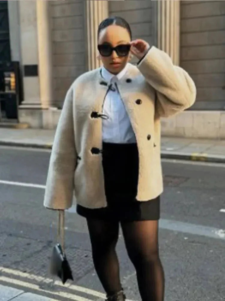 Manteau femme beige avec fermetures toggle modernes, en tissu doux et chaud, design intemporel.