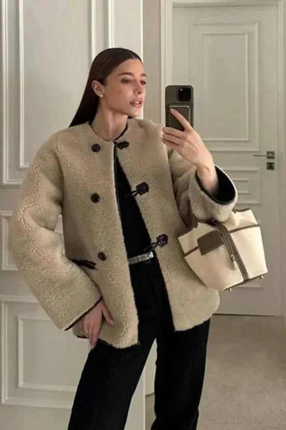 Manteau femme beige avec fermetures toggle modernes, en tissu doux, adapté pour le quotidien et la mi-saison.