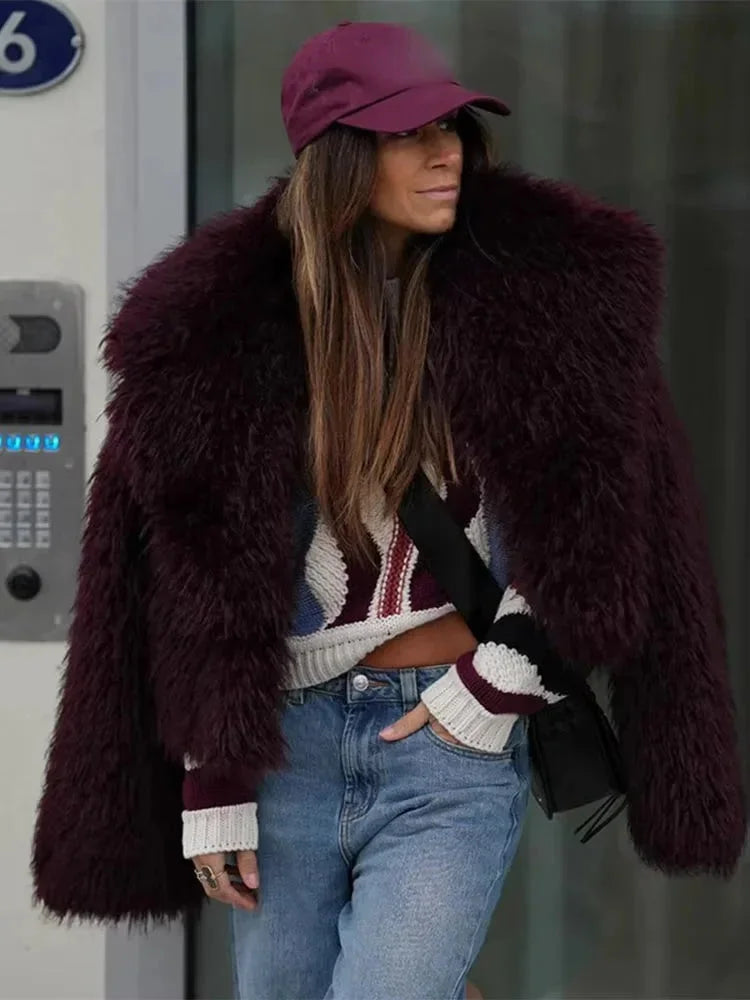 Manteau femme bordeaux en fausse fourrure avec grand col, coupe classique et doux au toucher.