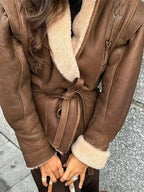 Veste femme brun ceinturée avec col en shearling, coupe ajustée, idéale pour les journées fraîches.