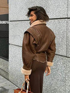 Veste femme marron ceinturée avec col en shearling, conçue pour les journées froides.
