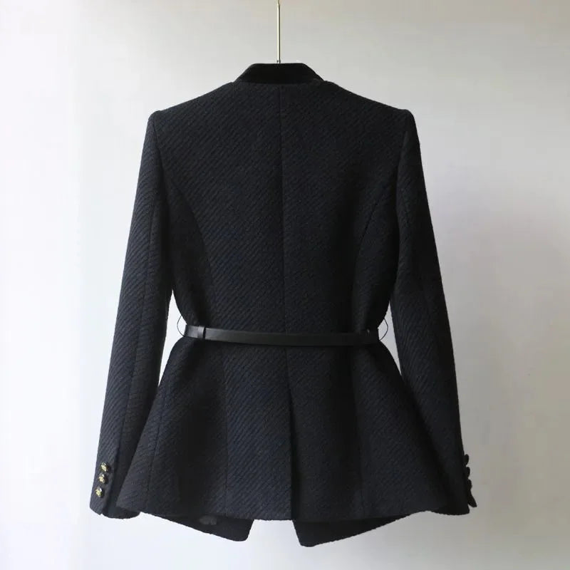 Manteau femme noir en tissu chaud, avec ceinture à la taille et boutons décoratifs.