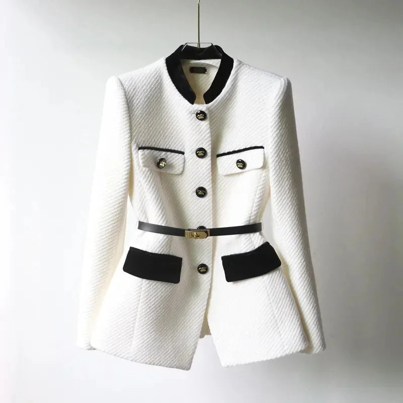 Manteau femme noir avec ceinture à la taille et boutons décoratifs, design élégant et ajusté.