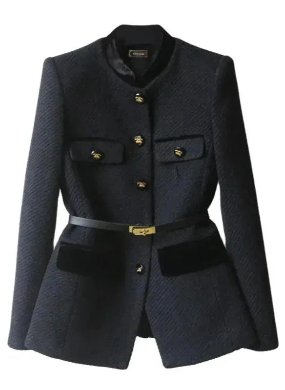 Manteau femme noir en laine, avec ceinture et boutons décoratifs, coupe élégante.
