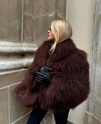 Manteau femme gris en tissu doux, coupe décontractée et silhouette enveloppante.