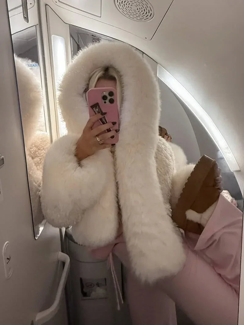 Manteau femme décontracté avec capuche, en matériau doux, orné de fausse fourrure.