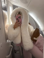 Manteau femme décontracté avec capuche, en matériau doux, orné de fausse fourrure.