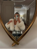 Manteau femme décontracté avec capuche en fausse fourrure, coupe relax et tissu doux pour les jours frais.