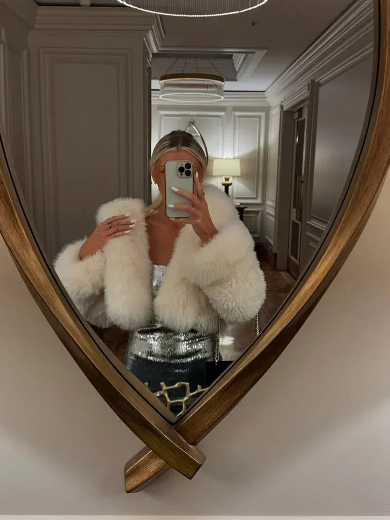 Manteau femme décontracté avec capuche en fausse fourrure, coupe relax et tissu doux pour les jours frais.