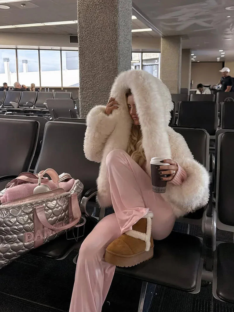 Manteau femme décontracté avec capuche, en tissu doux et doublure en fausse fourrure pour chaleur.