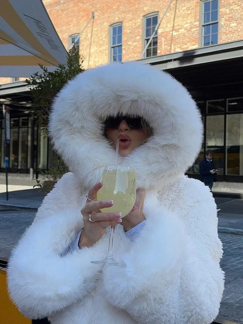 Manteau femme décontracté avec capuche en fausse fourrure, adapté pour les journées fraîches et le quotidien.