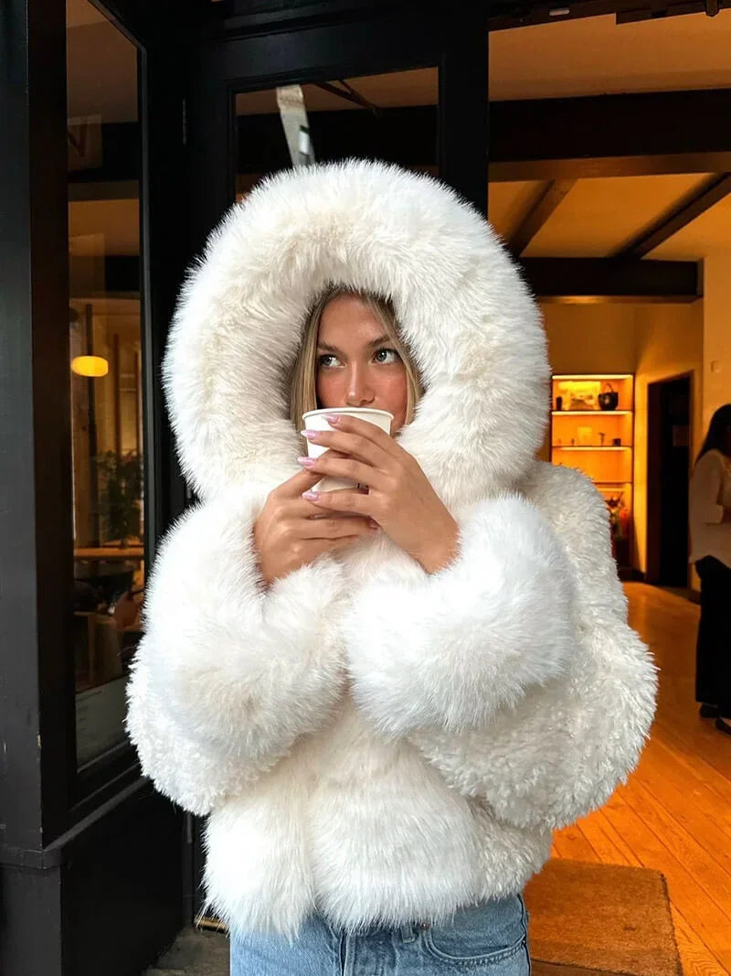 Manteau femme décontracté blanc avec capuche en fausse fourrure, poches pratiques et coupe confortable.