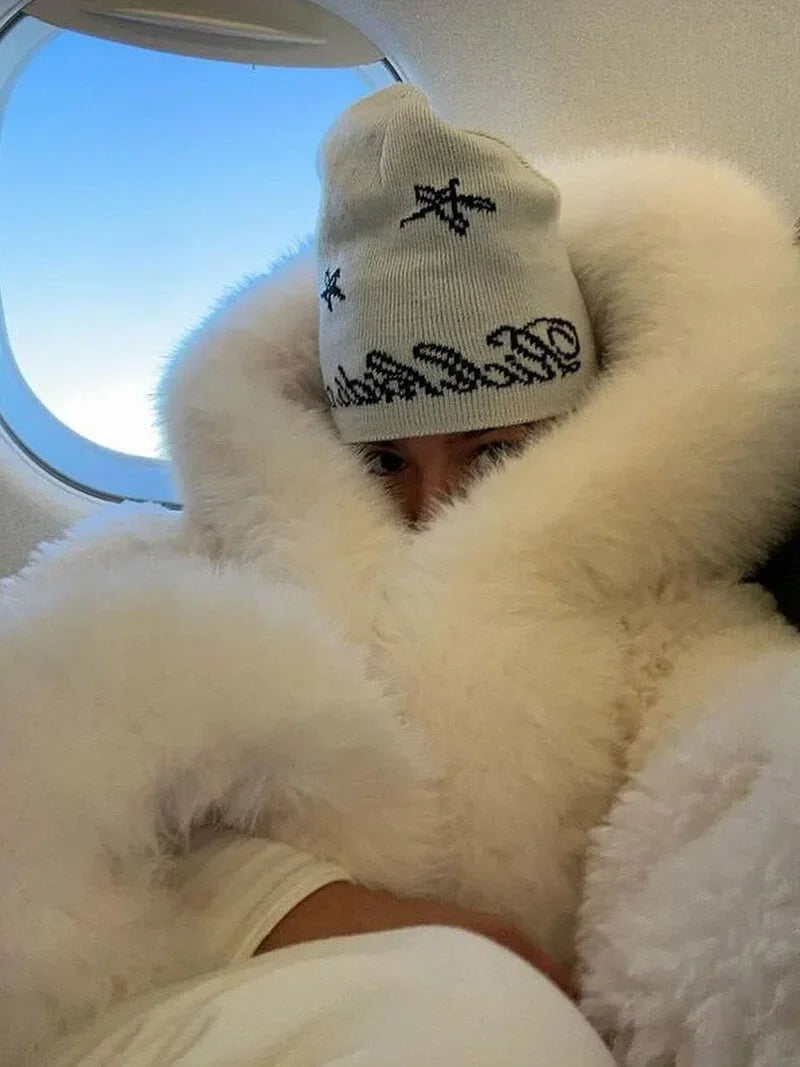 Manteau femme décontracté avec capuche, en tissu doux, doté de fausse fourrure pour un style quotidien.