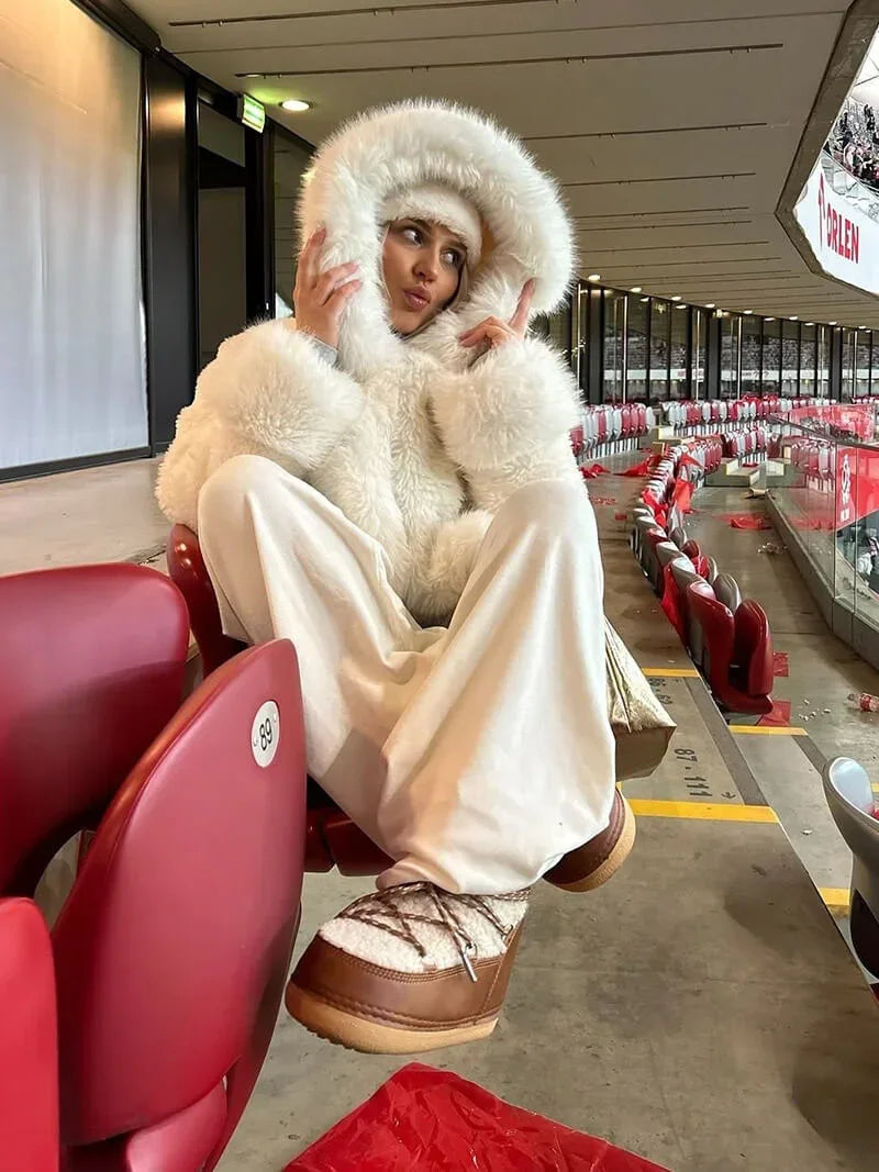 Manteau femme décontracté avec capuche, en matériau doux, doublé de fausse fourrure pour plus de chaleur.