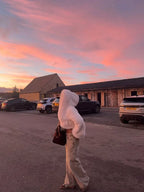 Manteau femme décontracté blanc avec capuche en fausse fourrure, coupe confortable pour les occasions décontractées.