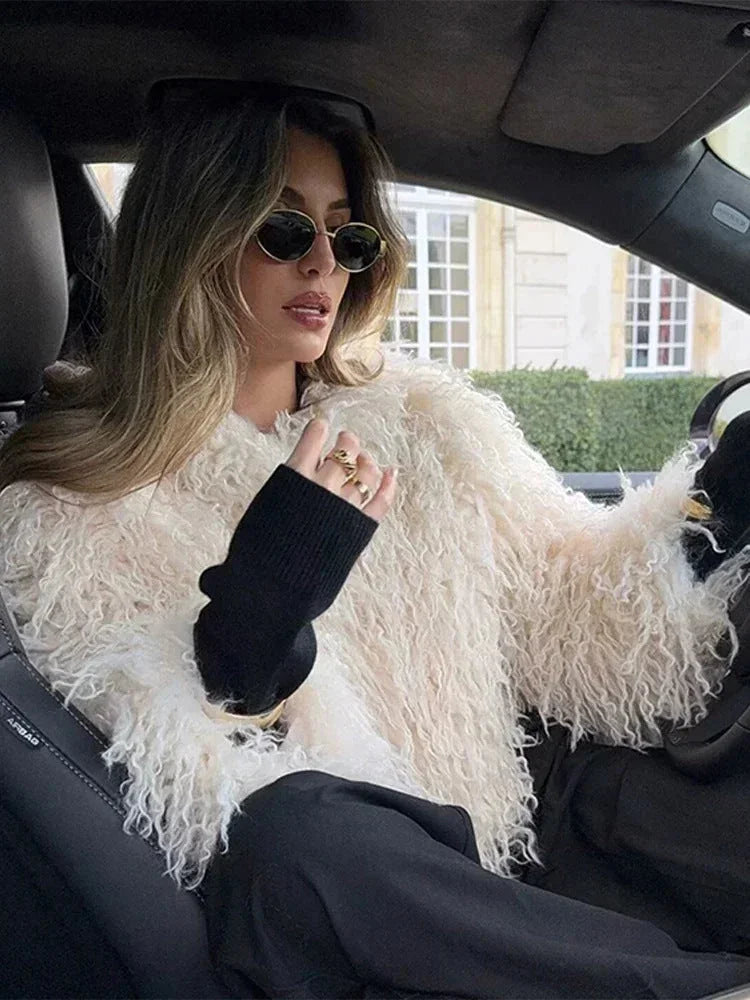 Manteau femme en fausse fourrure beige à manches longues, coupe classique pour un confort élégant.