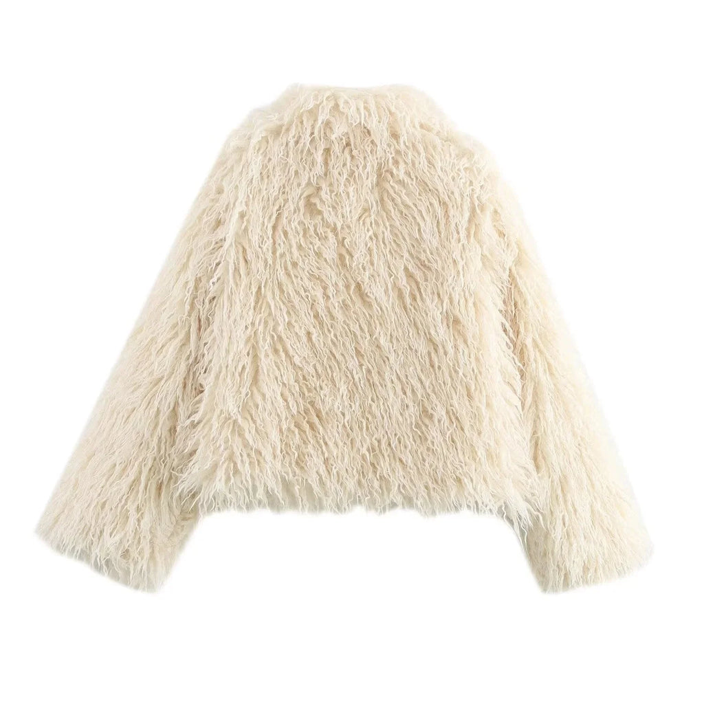 Manteau femme en fausse fourrure beige à manches longues, design moderne pour des tenues chaudes.