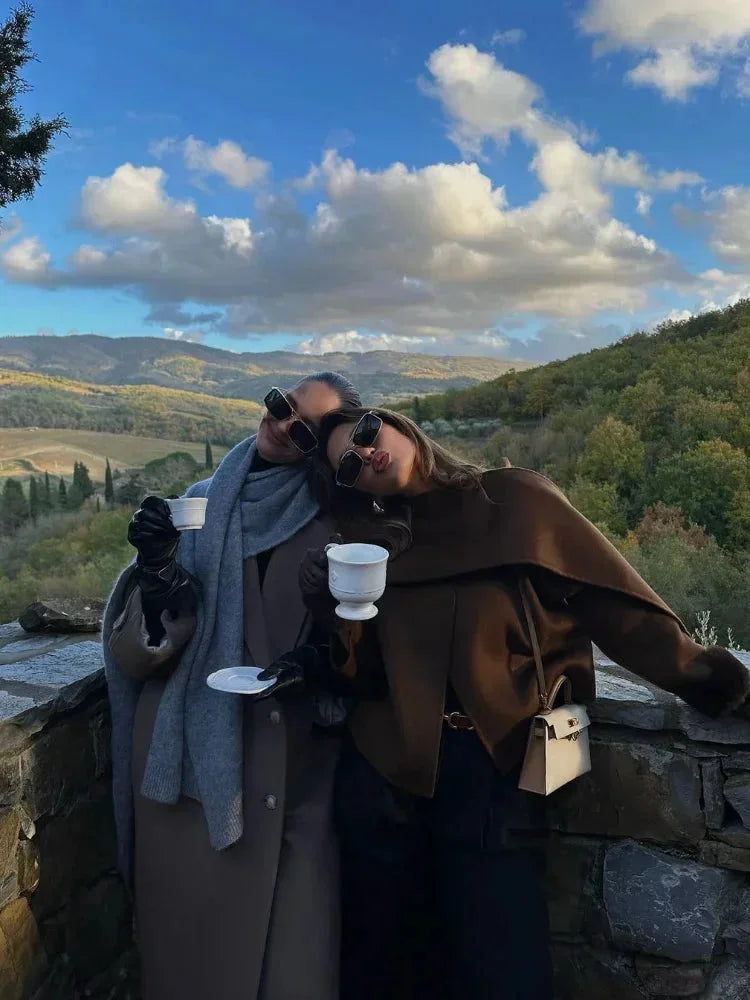 Manteau court marron pour femme, avec col intégré et design intemporel, idéal pour les journées fraîches.