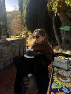 Manteau court gris pour femme en tissu doux, avec capuche châle intégrée et design moderne. Parfait pour les jours frais.